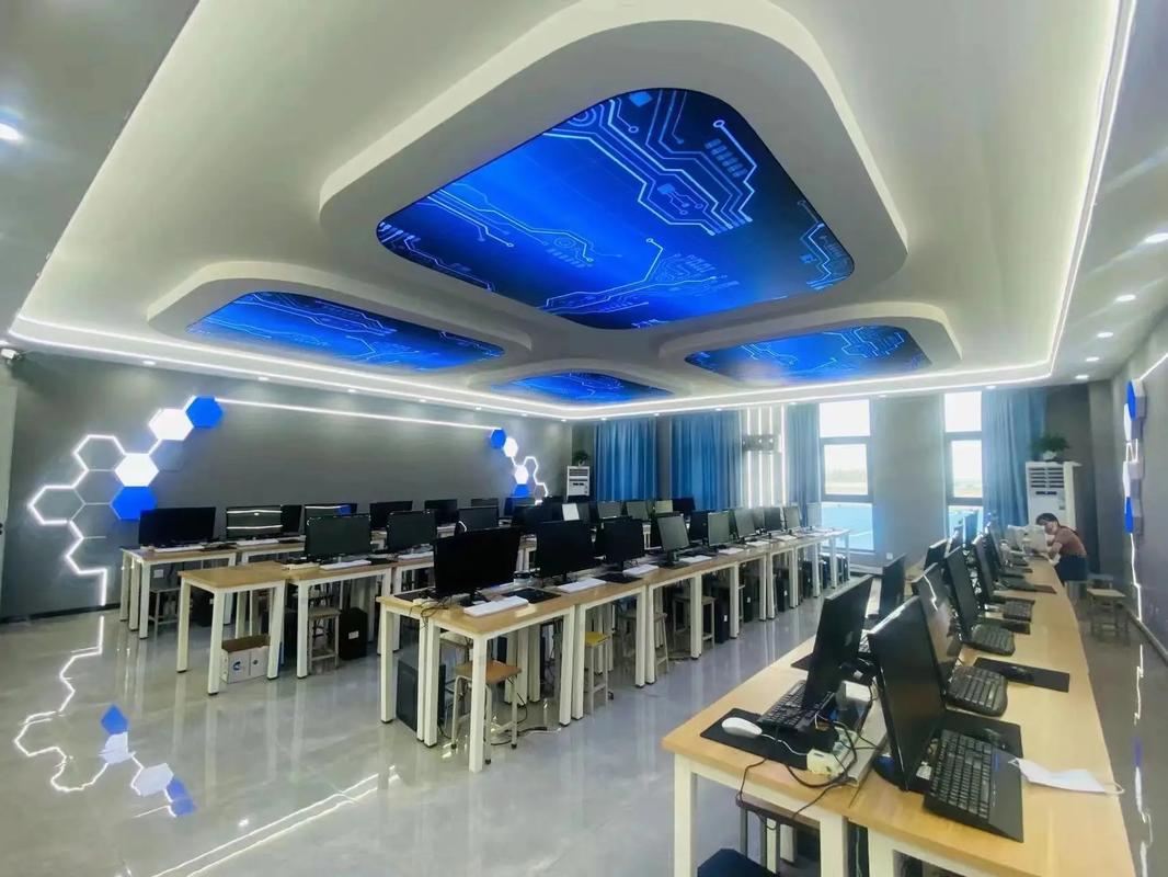 初中升中專信息工程系計(jì)算機(jī)專業(yè)解析 大數(shù)據(jù)技術(shù)應(yīng)用與計(jì)算機(jī)網(wǎng)絡(luò)信息技術(shù)咨詢服務(wù)