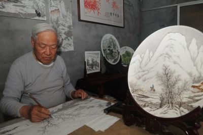 匠心繪瓷盤，八旬老人榮膺山東省特級陶瓷藝術(shù)大師